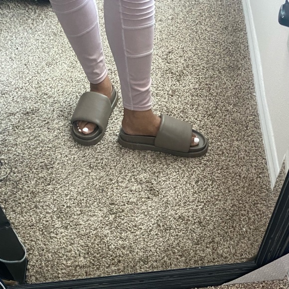 H&M Slides/SOLD - Picture 9 of 9